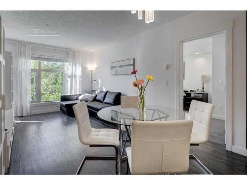 219-15 Aspenmont Heights Sw, Calgary, AB - Indoor Photo Showing Living Room