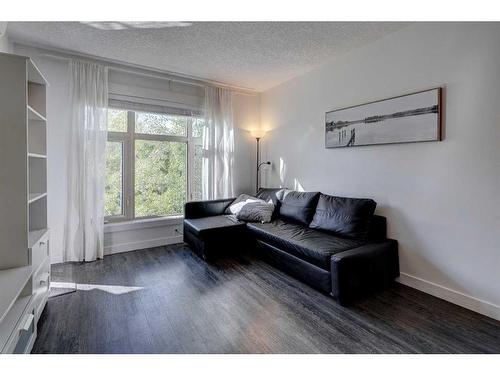 219-15 Aspenmont Heights Sw, Calgary, AB - Indoor Photo Showing Living Room