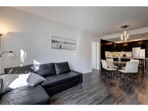 219-15 Aspenmont Heights Sw, Calgary, AB - Indoor Photo Showing Living Room