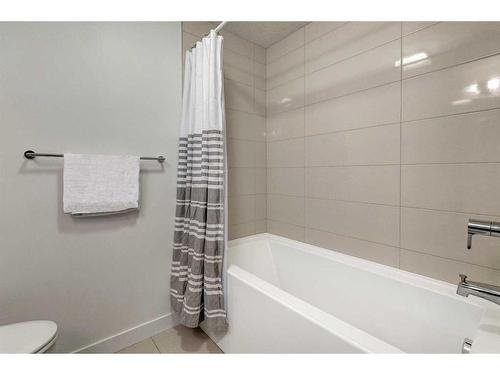 219-15 Aspenmont Heights Sw, Calgary, AB - Indoor Photo Showing Bathroom