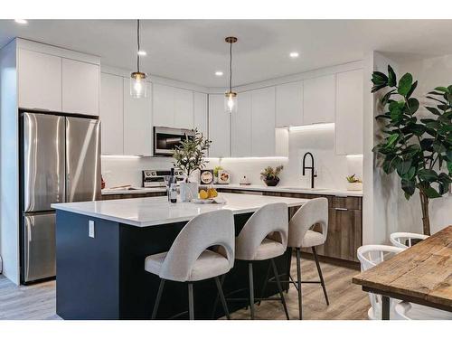 2-923 1 Avenue Nw, Calgary, AB - Indoor Photo Showing Kitchen With Upgraded Kitchen