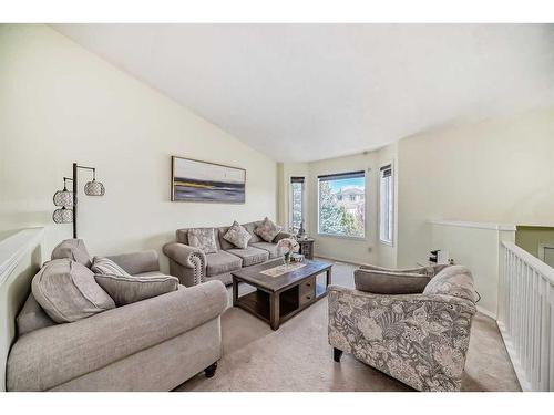 234 Fairmont Boulevard, Lethbridge, AB - Indoor Photo Showing Living Room