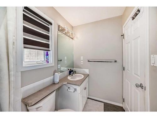 234 Fairmont Boulevard, Lethbridge, AB - Indoor Photo Showing Bathroom