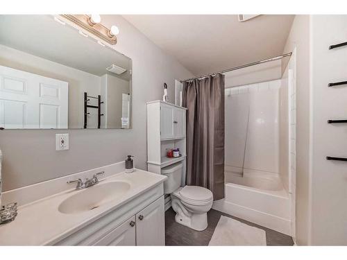 234 Fairmont Boulevard, Lethbridge, AB - Indoor Photo Showing Bathroom