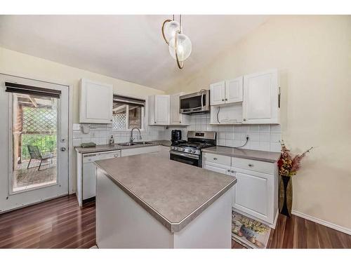 234 Fairmont Boulevard, Lethbridge, AB - Indoor Photo Showing Kitchen With Double Sink