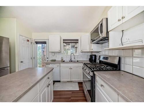 234 Fairmont Boulevard, Lethbridge, AB - Indoor Photo Showing Kitchen With Double Sink