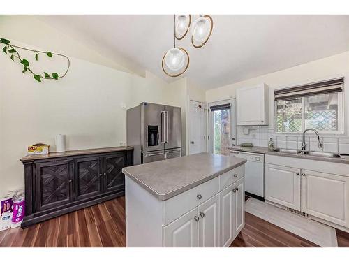 234 Fairmont Boulevard, Lethbridge, AB - Indoor Photo Showing Kitchen With Double Sink