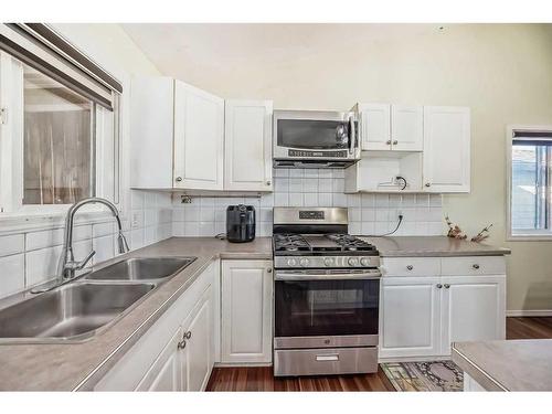 234 Fairmont Boulevard, Lethbridge, AB - Indoor Photo Showing Kitchen With Double Sink