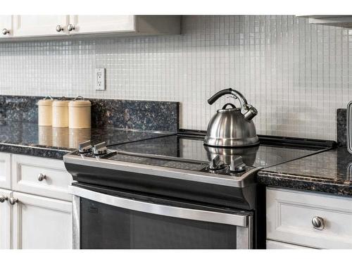 73 Weston Way Sw, Calgary, AB - Indoor Photo Showing Kitchen