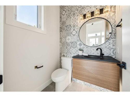 2433 6 Avenue Nw, Calgary, AB - Indoor Photo Showing Bathroom