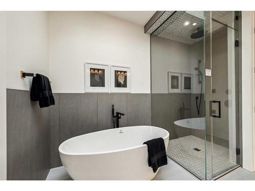 2433 6 Avenue Nw, Calgary, AB - Indoor Photo Showing Bathroom