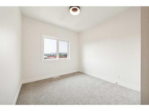 2433 6 Avenue Nw, Calgary, AB - Indoor Photo Showing Other Room