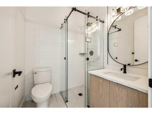 2433 6 Avenue Nw, Calgary, AB - Indoor Photo Showing Bathroom