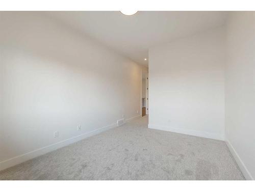 2433 6 Avenue Nw, Calgary, AB - Indoor Photo Showing Other Room