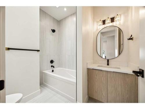 2433 6 Avenue Nw, Calgary, AB - Indoor Photo Showing Bathroom