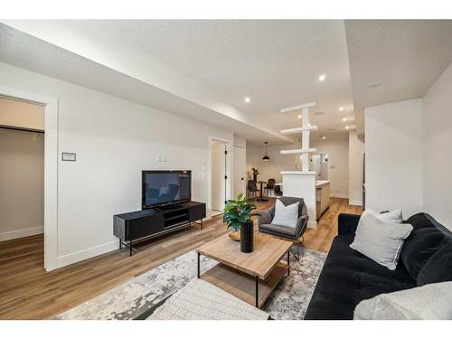 2433 6 Avenue Nw, Calgary, AB - Indoor Photo Showing Living Room