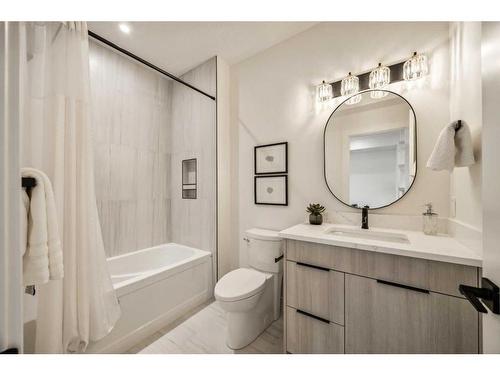 2433 6 Avenue Nw, Calgary, AB - Indoor Photo Showing Bathroom