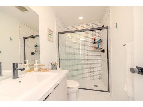 2426 210 Avenue Se, Calgary, AB - Indoor Photo Showing Bathroom