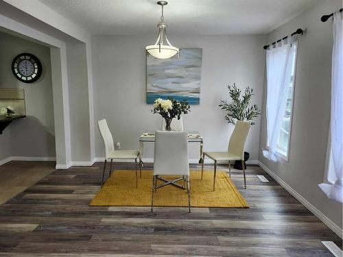 124 Windstone Link Sw, Airdrie, AB - Indoor Photo Showing Dining Room