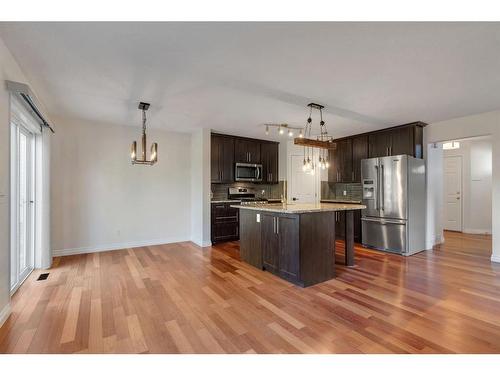 24 Tuscarora Place Nw, Calgary, AB - Indoor Photo Showing Kitchen