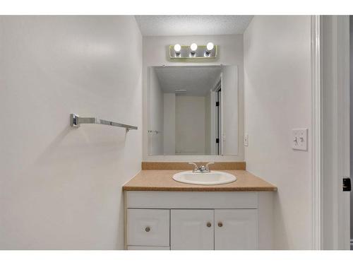 24 Tuscarora Place Nw, Calgary, AB - Indoor Photo Showing Bathroom