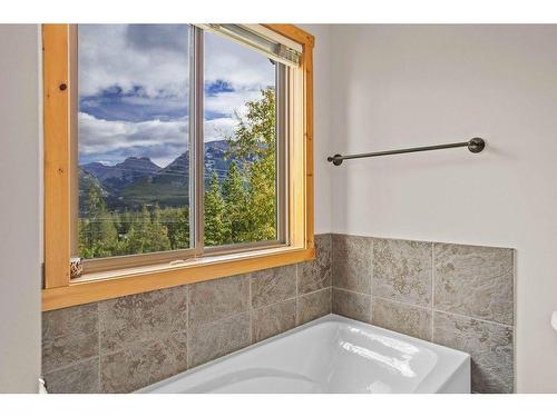 102-800 Wilson Way, Canmore, AB - Indoor Photo Showing Bathroom