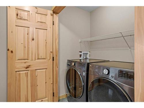 102-800 Wilson Way, Canmore, AB - Indoor Photo Showing Laundry Room