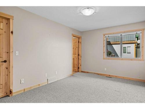 102-800 Wilson Way, Canmore, AB - Indoor Photo Showing Other Room