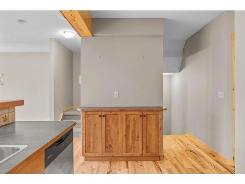 102-800 Wilson Way, Canmore, AB - Indoor Photo Showing Kitchen