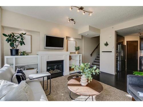 115-950 Centre Avenue Ne, Calgary, AB - Indoor Photo Showing Living Room With Fireplace