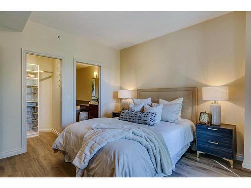 115-950 Centre Avenue Ne, Calgary, AB - Indoor Photo Showing Bedroom