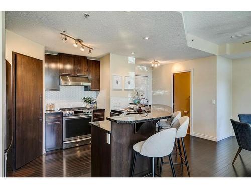 115-950 Centre Avenue Ne, Calgary, AB - Indoor Photo Showing Kitchen With Stainless Steel Kitchen With Upgraded Kitchen