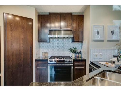 115-950 Centre Avenue Ne, Calgary, AB - Indoor Photo Showing Kitchen With Double Sink