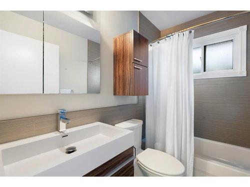 2619 Glenmount Drive Sw, Calgary, AB - Indoor Photo Showing Bathroom