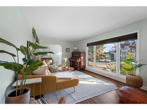 2619 Glenmount Drive Sw, Calgary, AB - Indoor Photo Showing Living Room