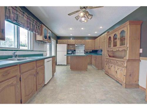 331 Huntridge Road Ne, Calgary, AB - Indoor Photo Showing Kitchen With Double Sink