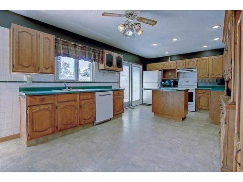 331 Huntridge Road Ne, Calgary, AB - Indoor Photo Showing Kitchen