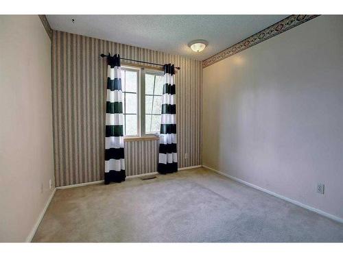 331 Huntridge Road Ne, Calgary, AB - Indoor Photo Showing Other Room