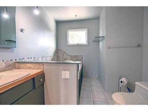 331 Huntridge Road Ne, Calgary, AB - Indoor Photo Showing Bathroom