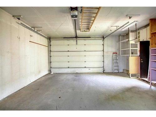 331 Huntridge Road Ne, Calgary, AB - Indoor Photo Showing Garage