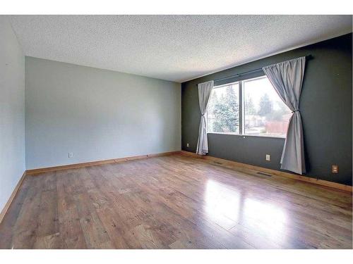 331 Huntridge Road Ne, Calgary, AB - Indoor Photo Showing Other Room