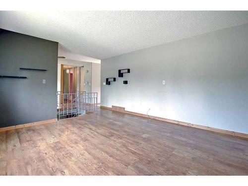 331 Huntridge Road Ne, Calgary, AB - Indoor Photo Showing Other Room