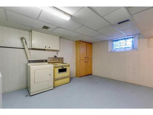 48 Malibou Road Sw, Calgary, AB - Indoor Photo Showing Laundry Room