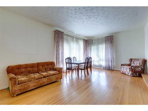 48 Malibou Road Sw, Calgary, AB - Indoor Photo Showing Living Room