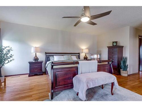 40303 Range Road 222, Rural Lacombe County, AB - Indoor Photo Showing Bedroom