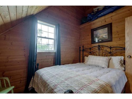 40303 Range Road 222, Rural Lacombe County, AB - Indoor Photo Showing Bedroom