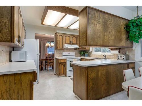 115 Silver Springs Green Nw, Calgary, AB - Indoor Photo Showing Kitchen