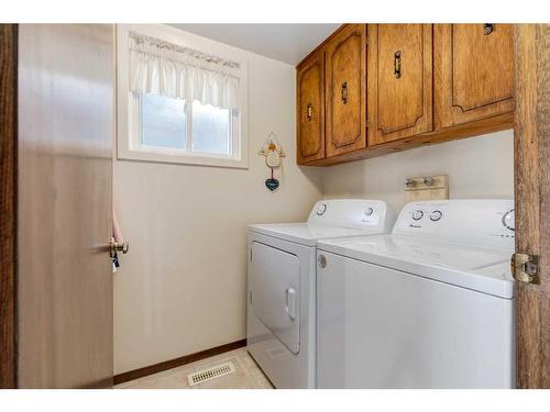 115 Silver Springs Green Nw, Calgary, AB - Indoor Photo Showing Laundry Room