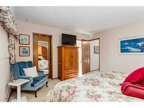 115 Silver Springs Green Nw, Calgary, AB - Indoor Photo Showing Bedroom