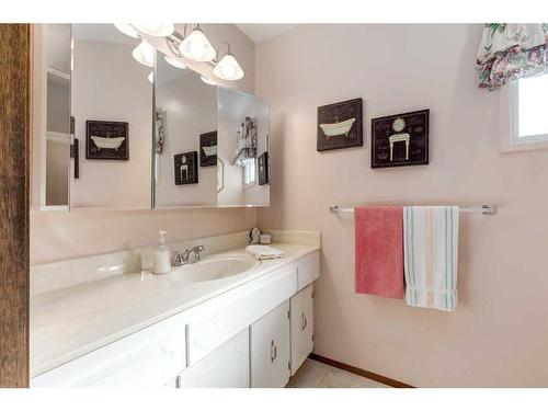 115 Silver Springs Green Nw, Calgary, AB - Indoor Photo Showing Bathroom